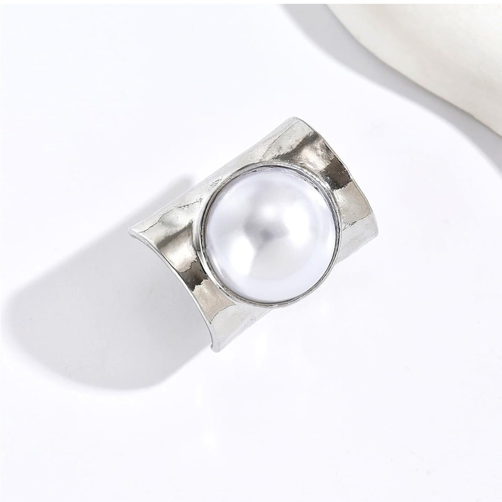 Sculptural Baroque Pearl Signet Ring - Picture 4 of 5